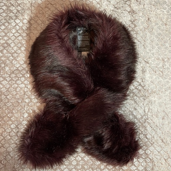 Club Mónaco Burgandy Faux Fur Stole - Picture 1 of 4